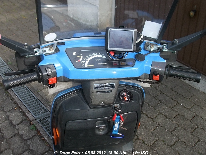 2012_08_05_so_02_005_uhr_im_beinschild.jpg
