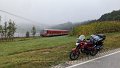 2021_10_10_so_01_021_honda_cb125f_schirimobil_rossberg_bahnuebergang_zug_von_bad_wurzach