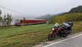 2021_10_10_so_01_022_honda_cb125f_schirimobil_rossberg_bahnuebergang_zug_von_bad_wurzach