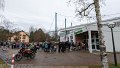 2022_12_30_fr_01_009_honda_cb125f_schirimobil_memmingen_eissporthalle_schlange_publikumslauf