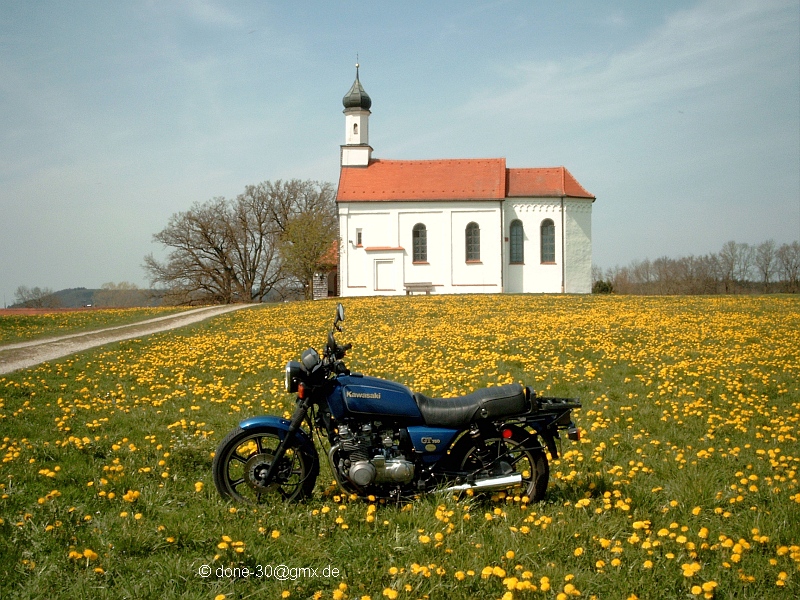 2003_04_25_fr_070_blumenwiese_und_kirche.jpg