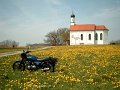 2003_04_25_fr_071_blumenwiese_und_kirche